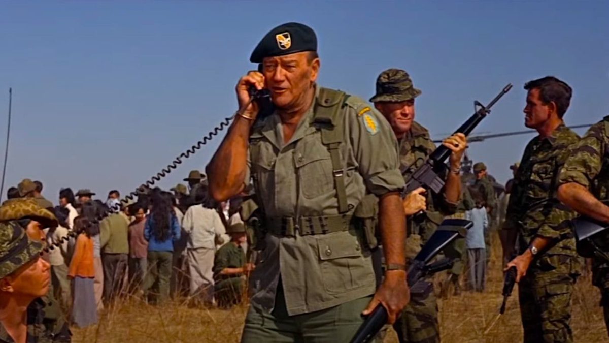 "Nunca debería haber sido filmada": la película de guerra de John Wayne de 1968 recibe una brutal evaluación de expertos