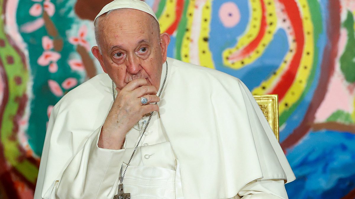 Papa defiende bendición de parejas homosexuales; no piensa en renuncia