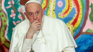 Papa defiende bendición de parejas homosexuales; no piensa en renuncia