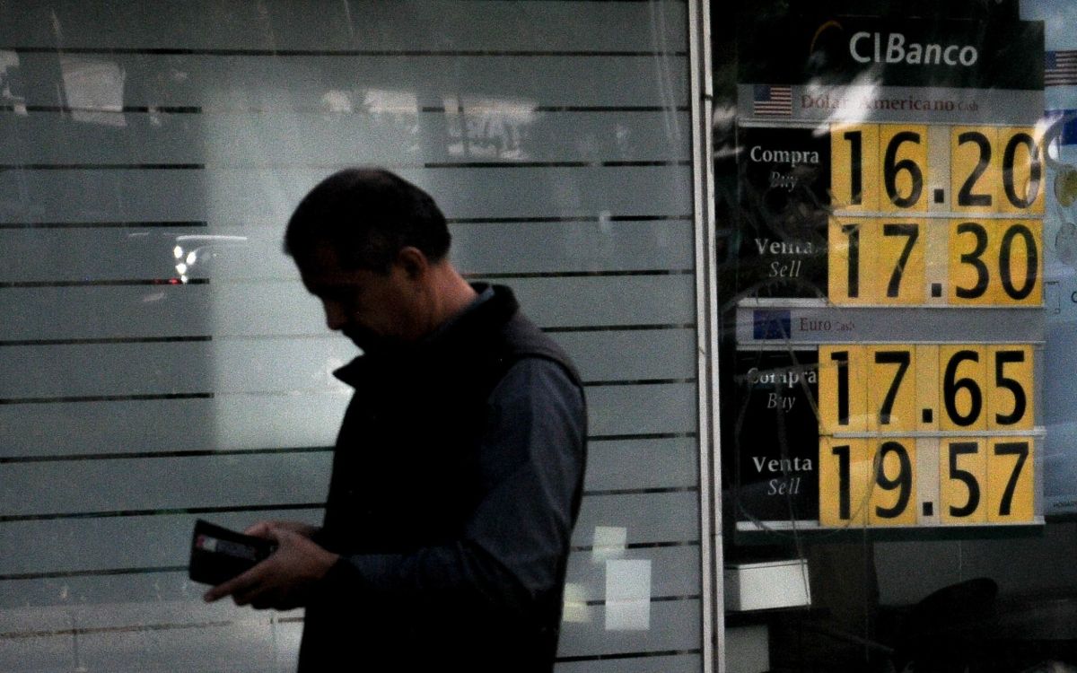 Peso mexicano sigue cayendo por cuarta sesión consecutiva