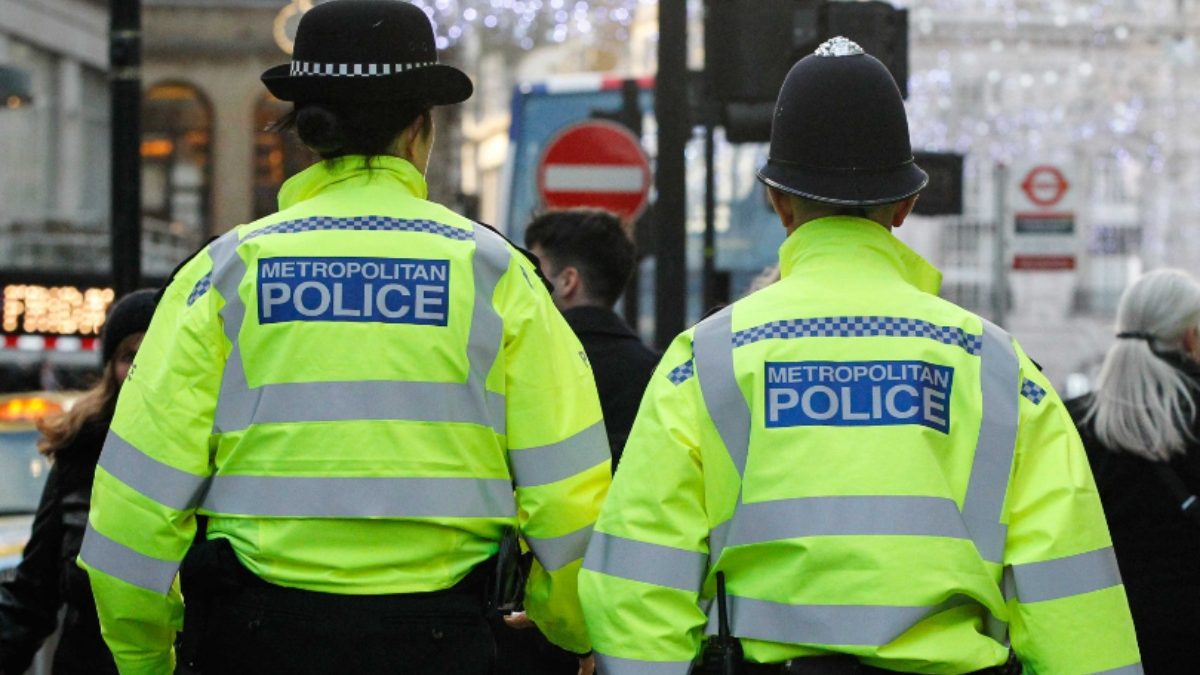 Policía de Londres abate a hombre que irrumpió en una casa armado con una ballesta