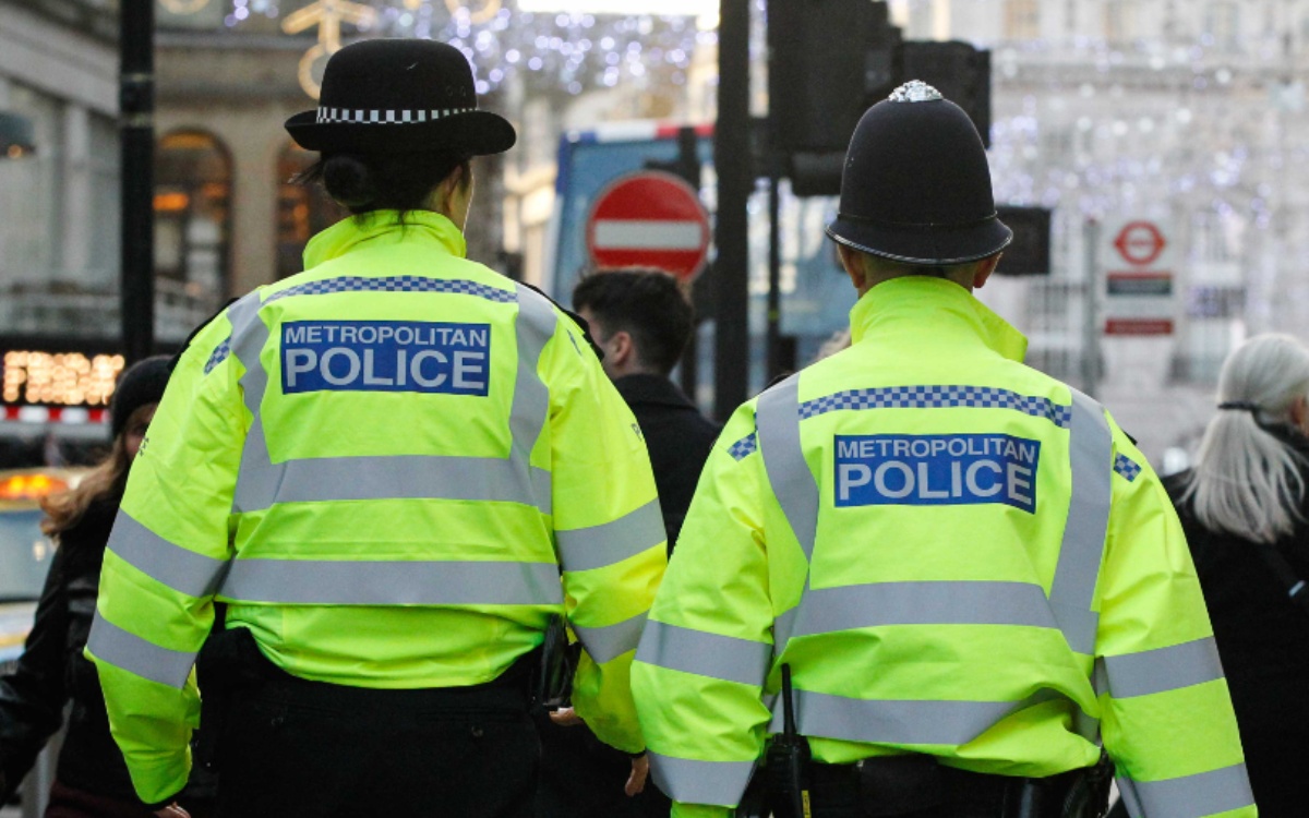 Policía de Londres abate a hombre que irrumpió en una casa armado con una ballesta