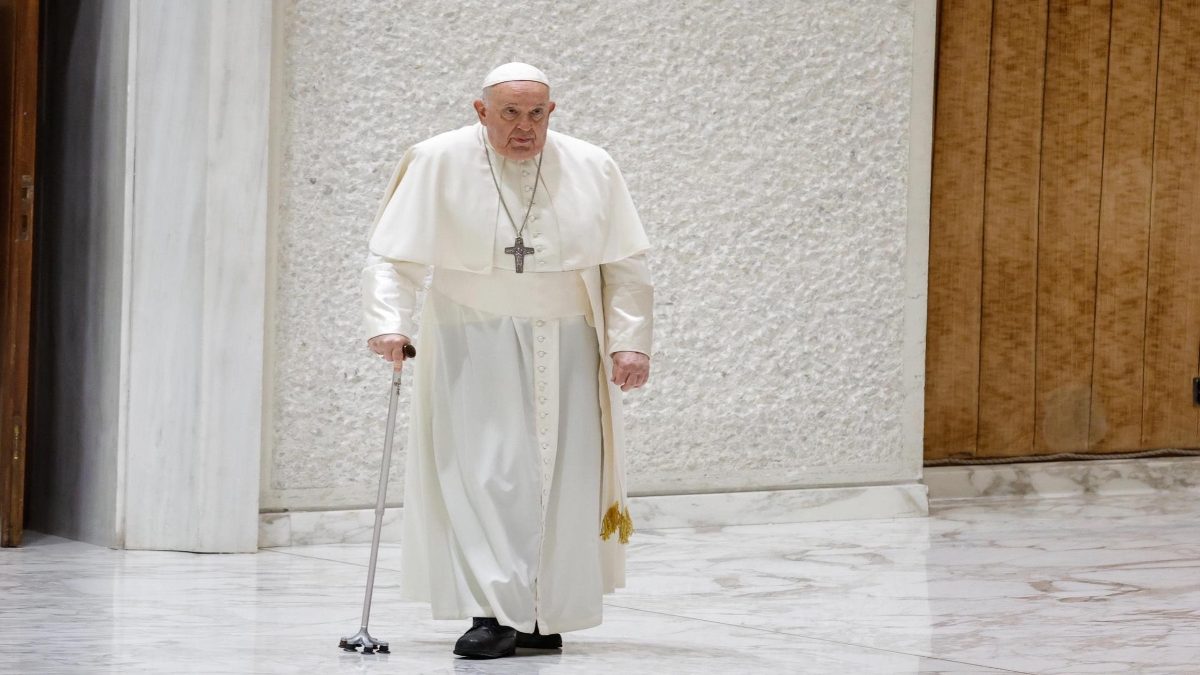 Por 'un poco de bronquitis', el Papa interrumpe su discurso