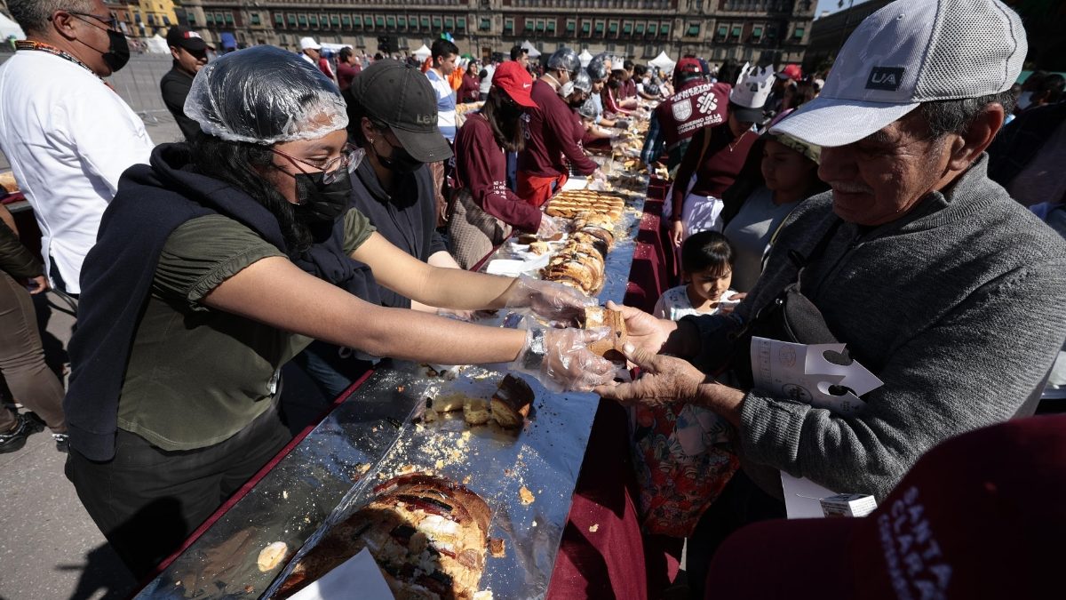 Reparten 15 mil rebanadas y 250 mil libros en megarrosca de Reyes en CDMX