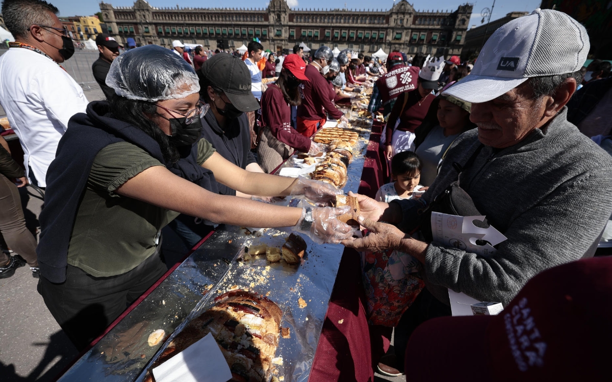 Reparten 15 mil rebanadas y 250 mil libros en megarrosca de Reyes en CDMX