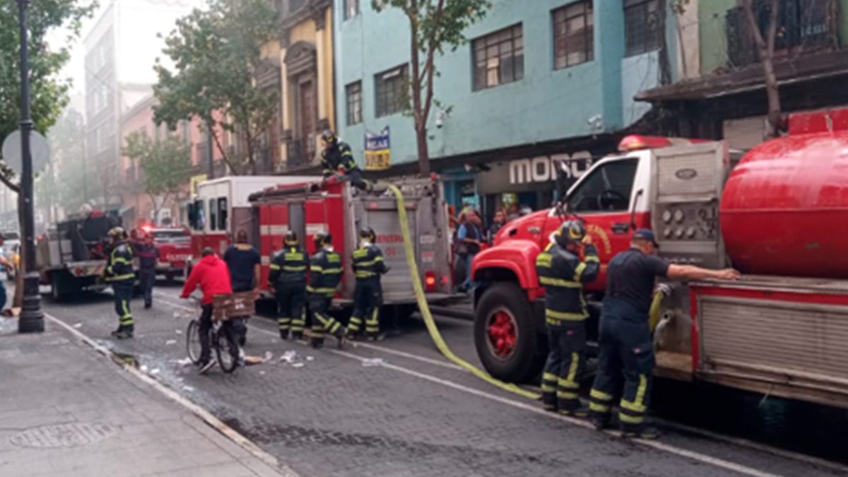 Reportan incendio en bodega de Plaza de la Tecnología | Video