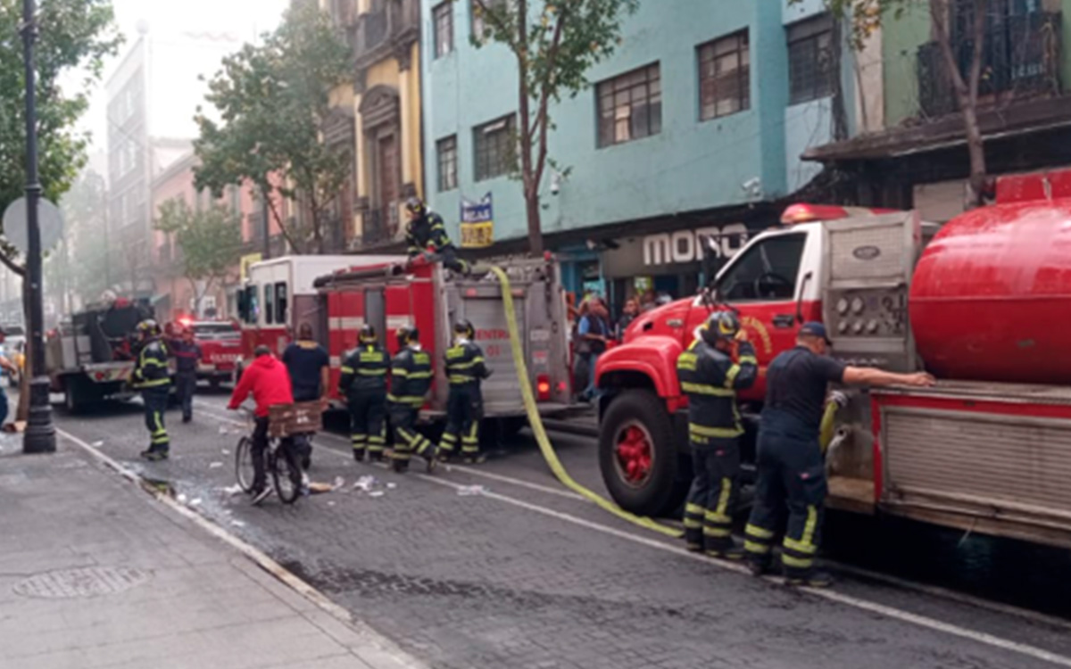 Reportan incendio en bodega de Plaza de la Tecnología | Video