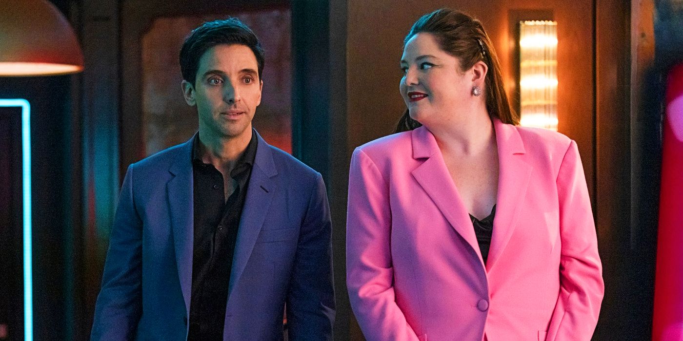 Paul W Downs como Jimmy y Megan Stalter como Kayla sonriéndole en el episodio 8 de la temporada 2 de Hacks