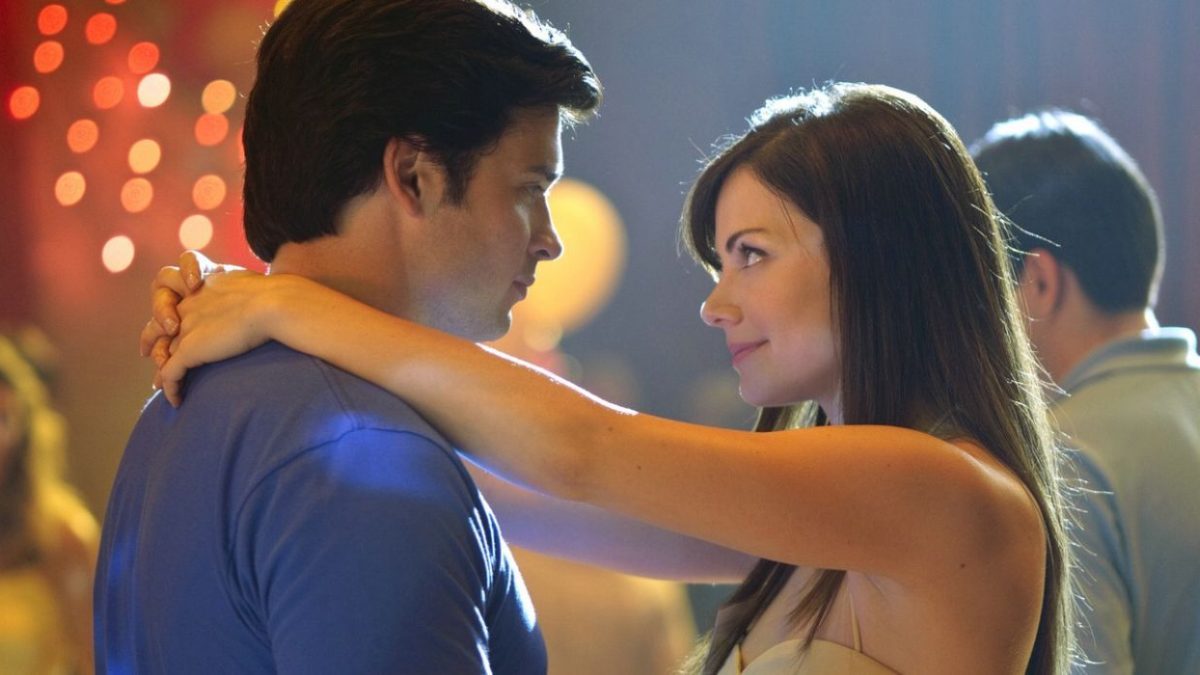 Tom Welling y Erica Durance de Smallville recrean el momento icónico de Superman y Lois Lane del programa 14 años después