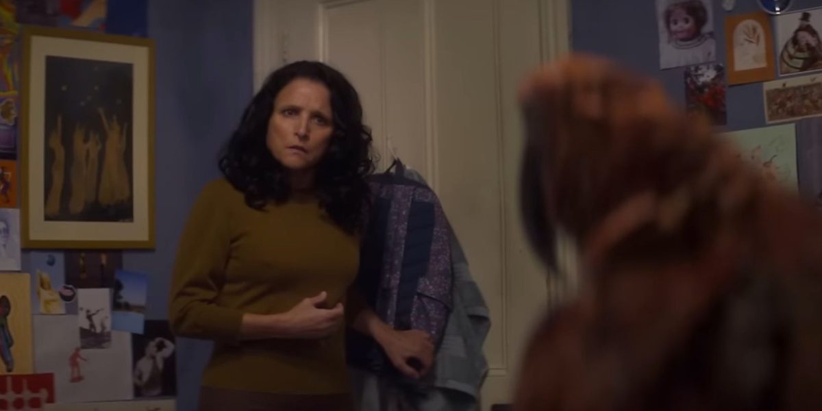 Tráiler del martes: La muerte es un loro que habla en la nueva comedia de Julia Louis-Dreyfus
