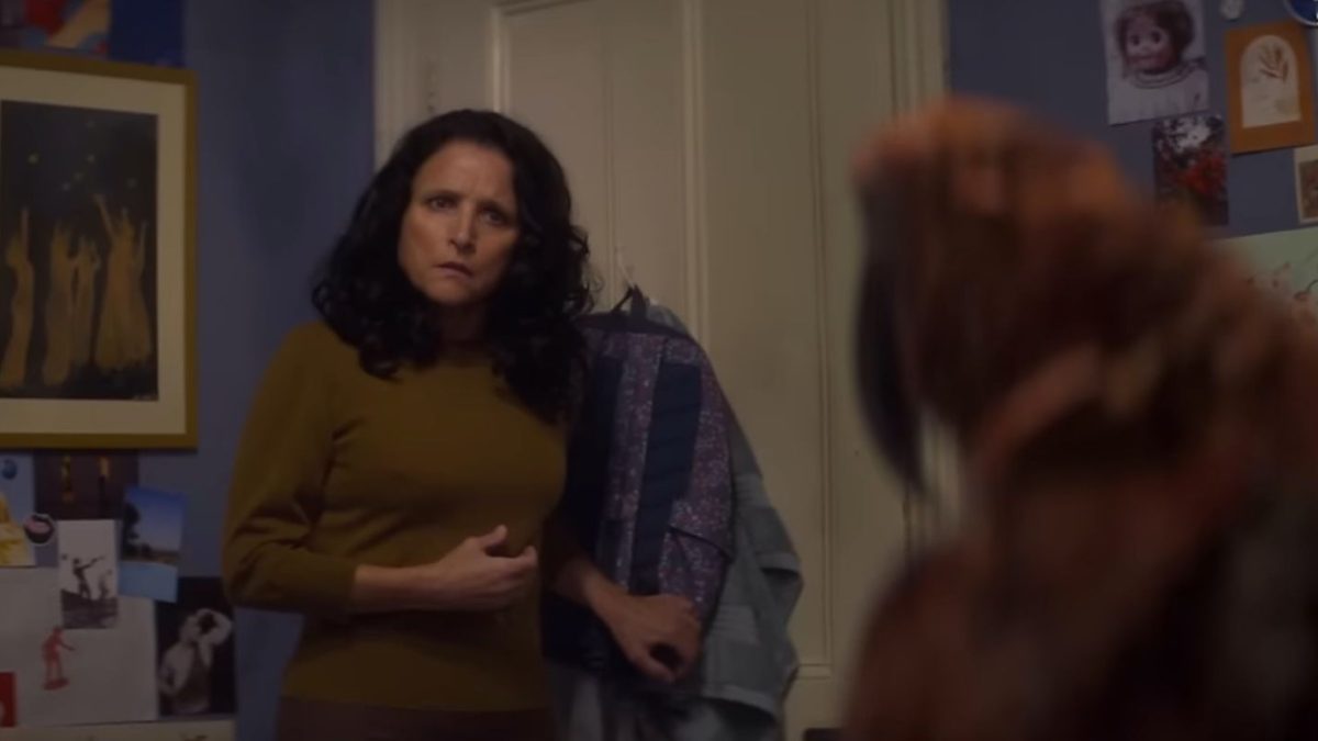 Tráiler del martes: La muerte es un loro que habla en la nueva comedia de Julia Louis-Dreyfus