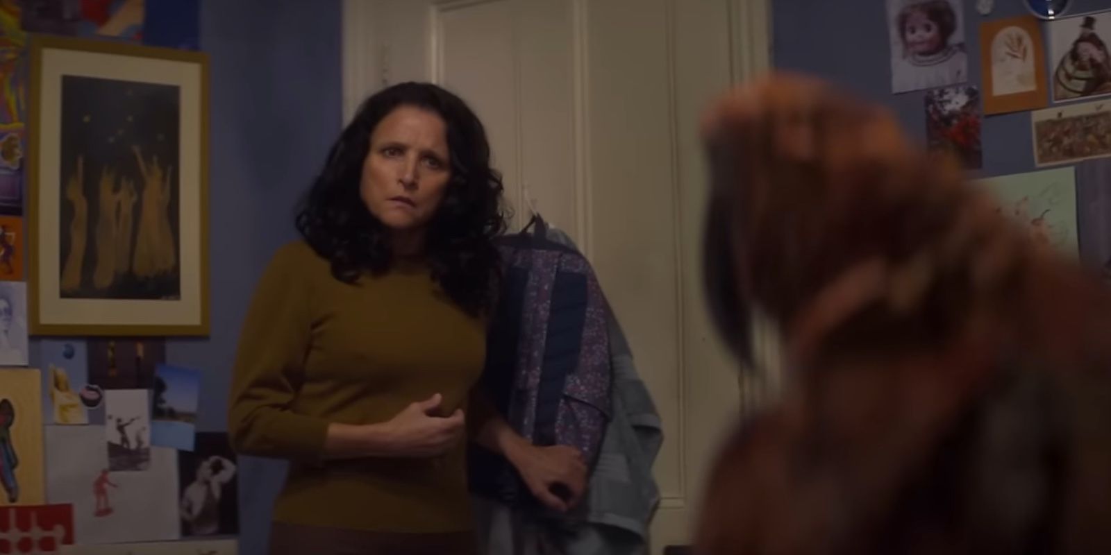 Tráiler del martes: La muerte es un loro que habla en la nueva comedia de Julia Louis-Dreyfus