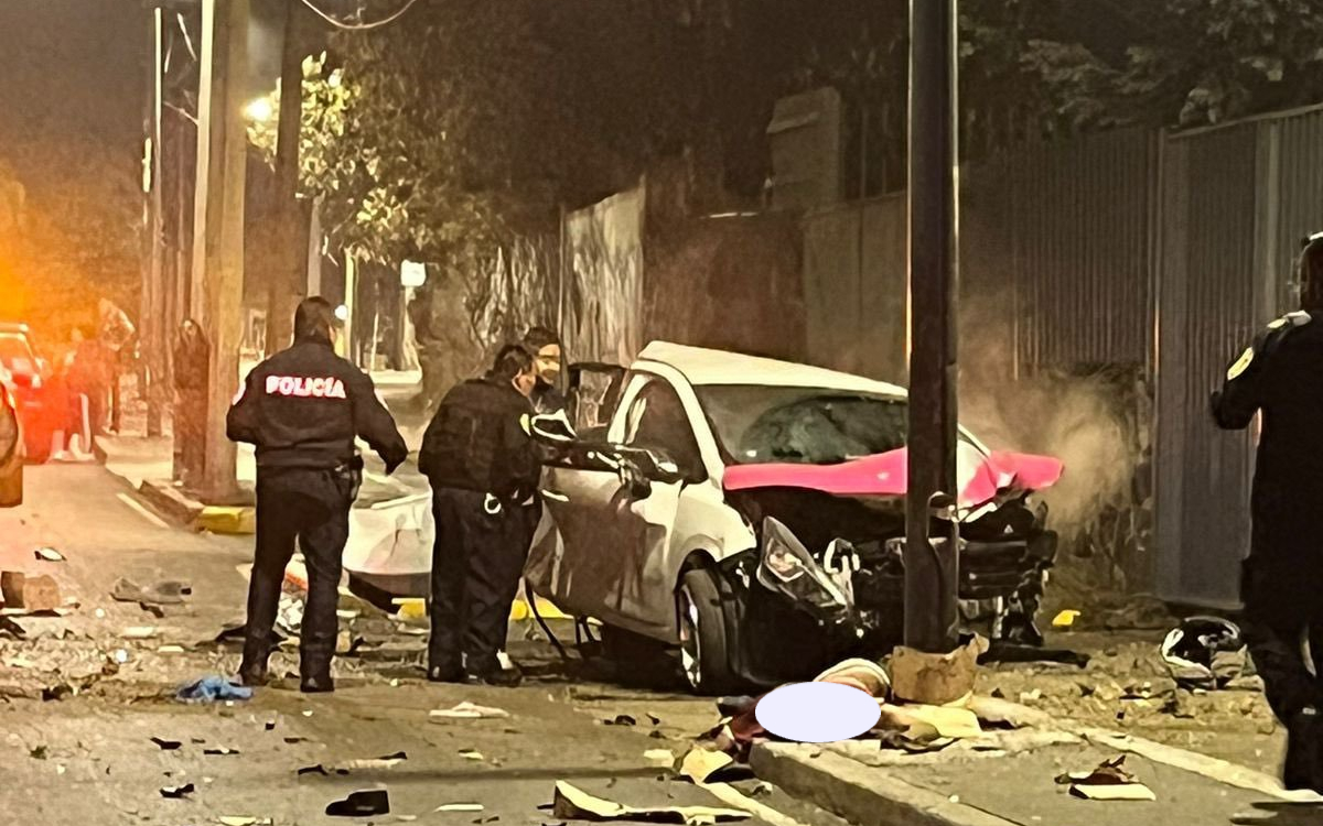 Tras arrollar y matar a conductor de moto, taxista choca con poste
