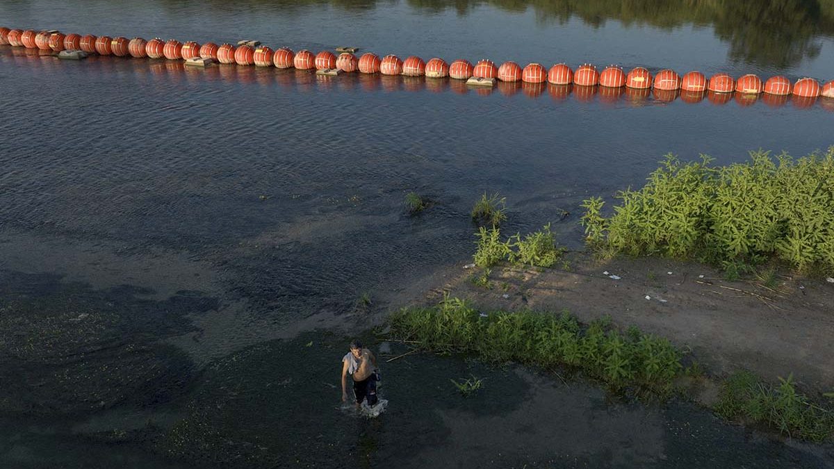 Tribunal anula decisión judicial para que Texas retire las boyas de la frontera con México