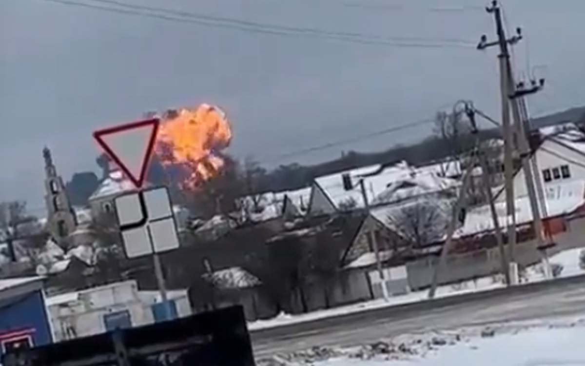 Un avión militar ruso con 65 prisioneros ucranianos se estrella en Bélgorod | Video