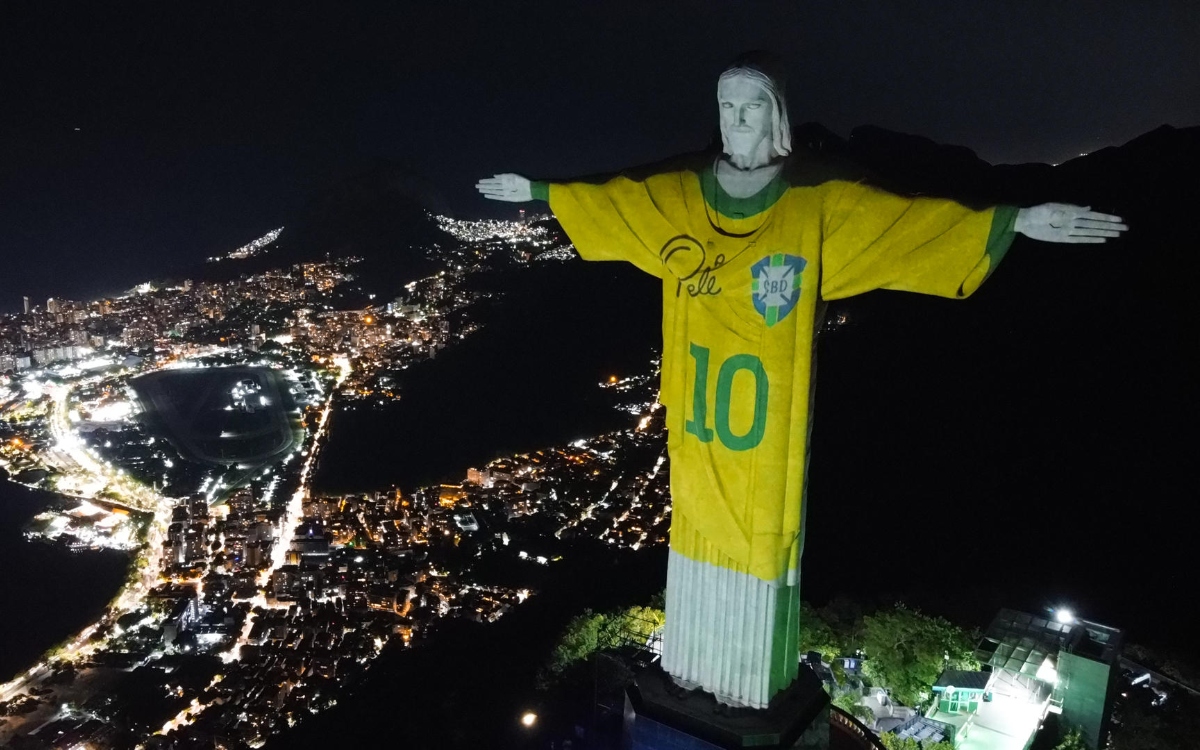 Video | El Cristo Redentor se viste de Pelé en el primer aniversario de su muerte