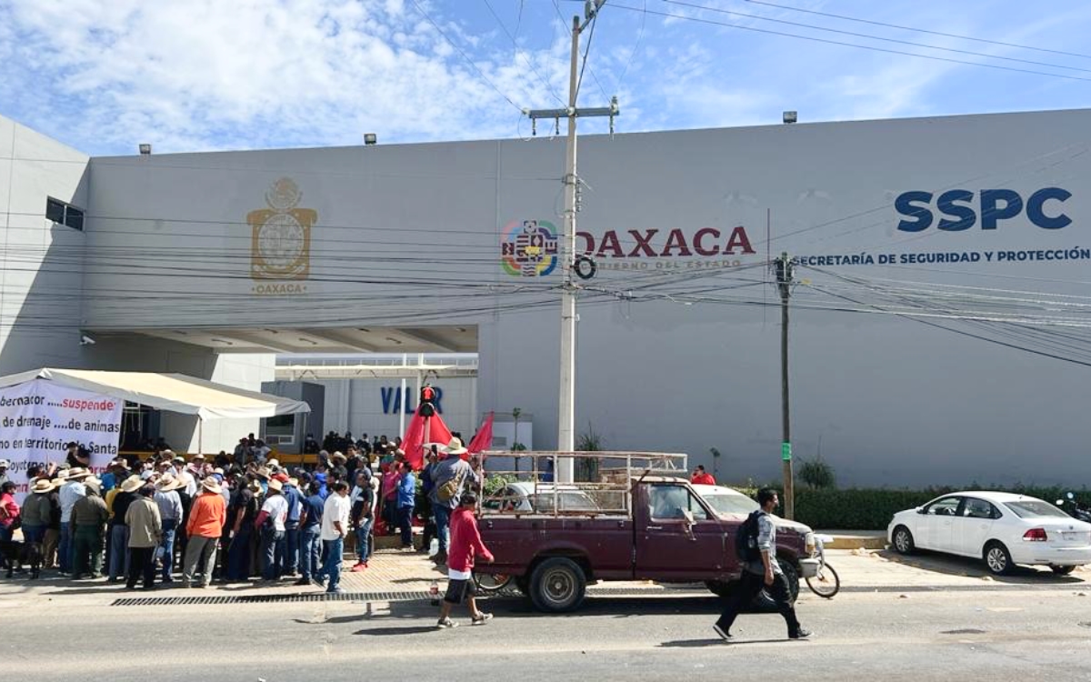 Video | Habitantes toman cuartel de la policía en Oaxaca; retienen a decenas de trabajadores