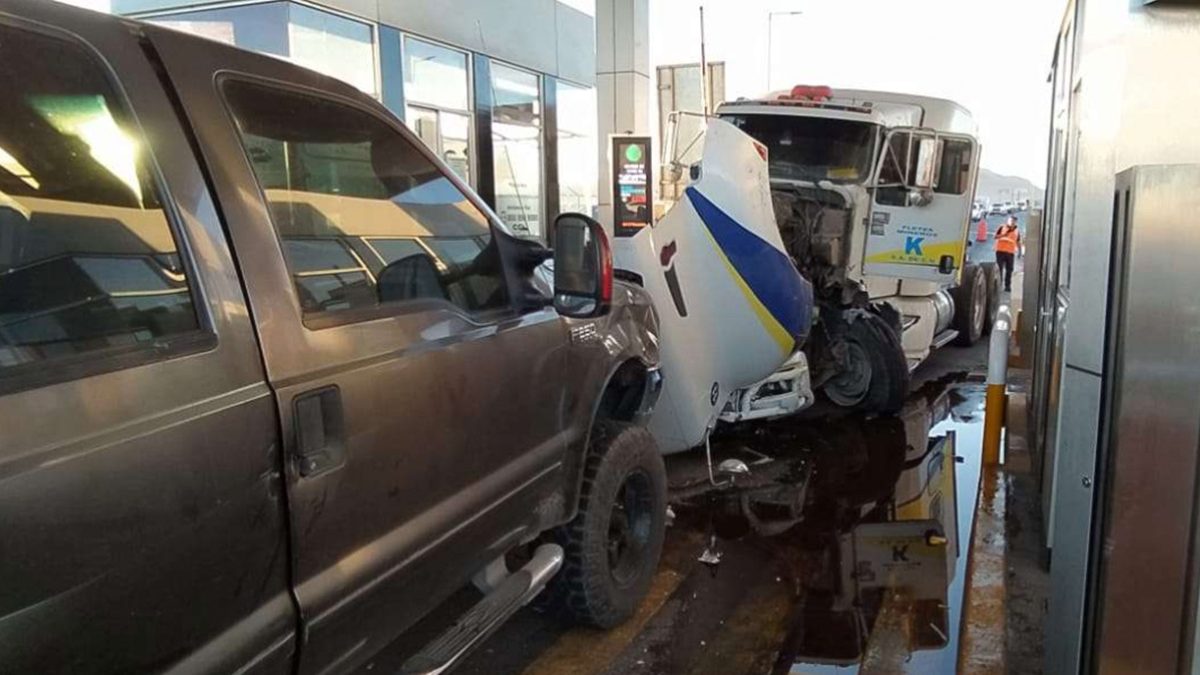 Video | Tráiler embiste caseta de cobro; iba en sentido contrario