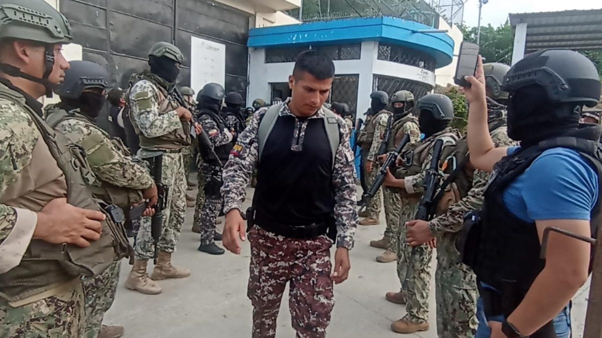 Video y fotos | Ecuador: Liberan a 41 funcionarios de cárceles; 136 siguen retenidos por reos