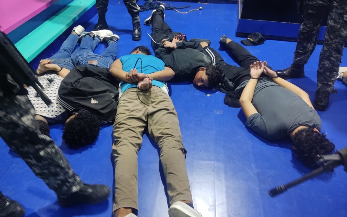 Videos y fotos | Policía entra a canal de televisión de Ecuador tomado por encapuchados; 13 detenidos