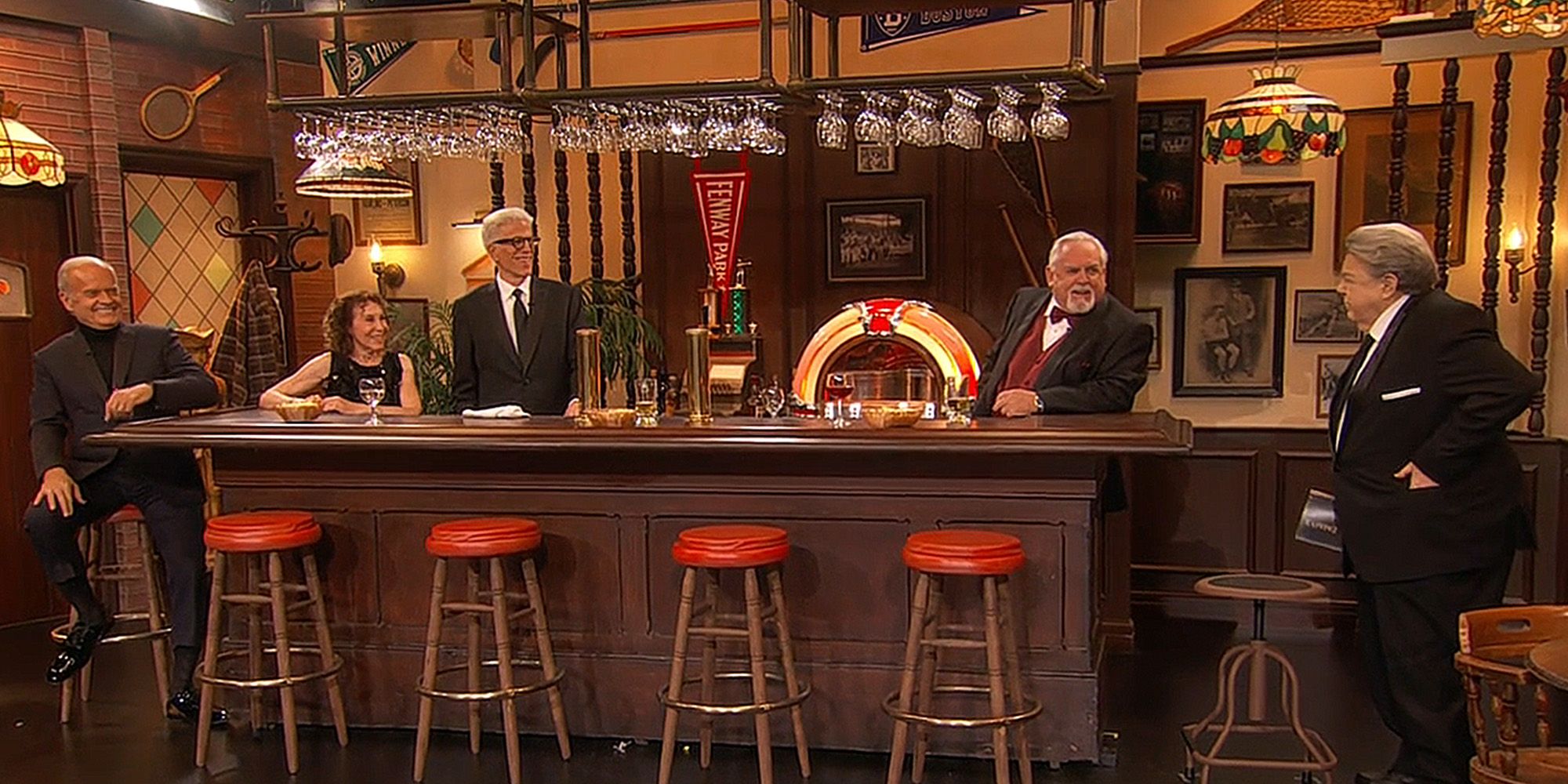 Por qué Shelley Long no estuvo en la reunión del elenco de Cheers de los Emmy revelado por Kelsey Grammer