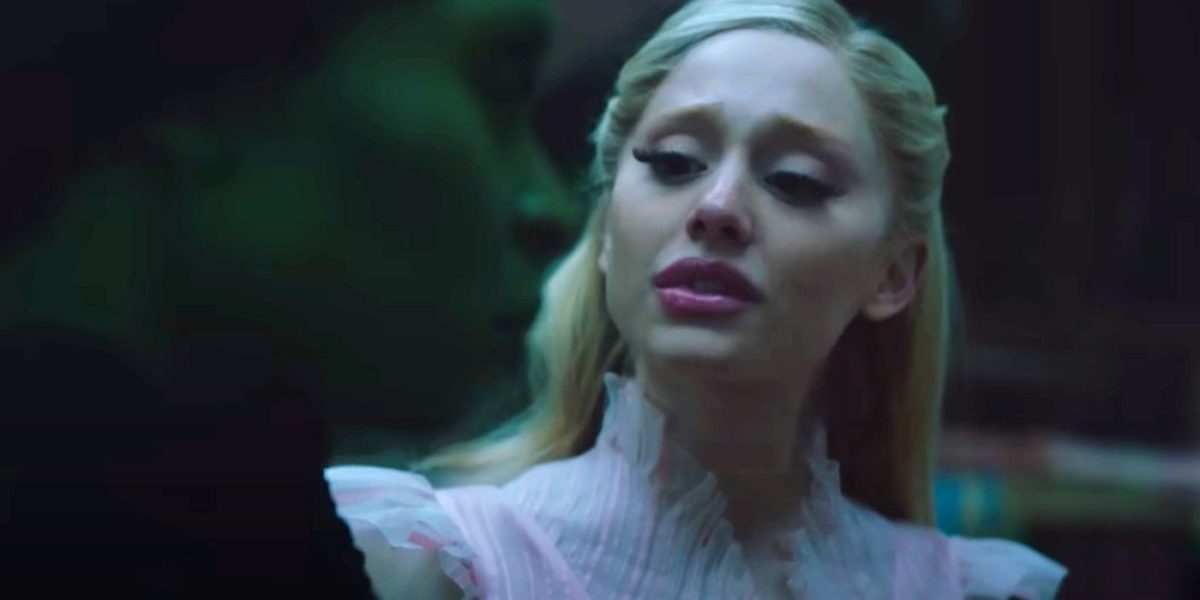 La imagen de la película Wicked muestra una mirada detallada a los trajes icónicos de Elphaba y Glinda