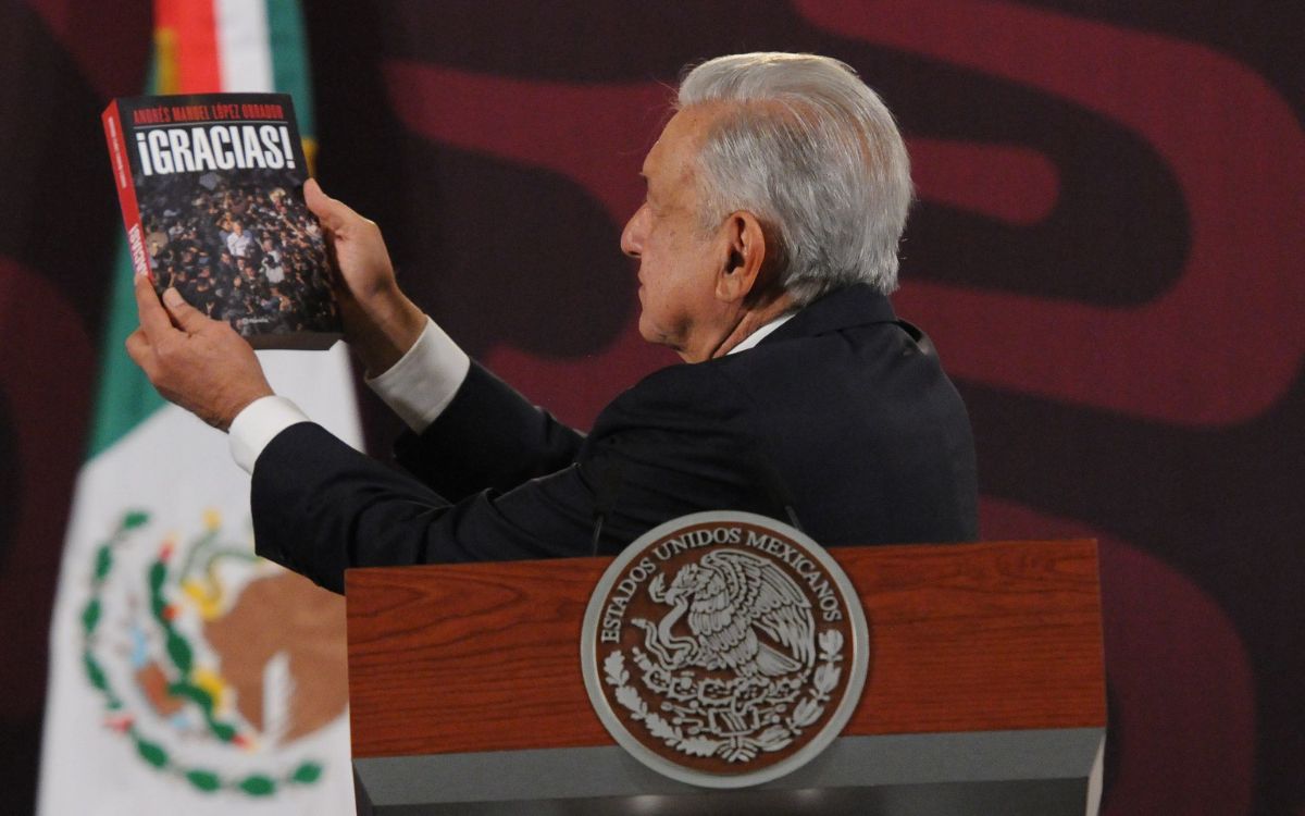 AMLO llama ‘pasquín inmundo’ al NYT; portada de su libro es de ese medio