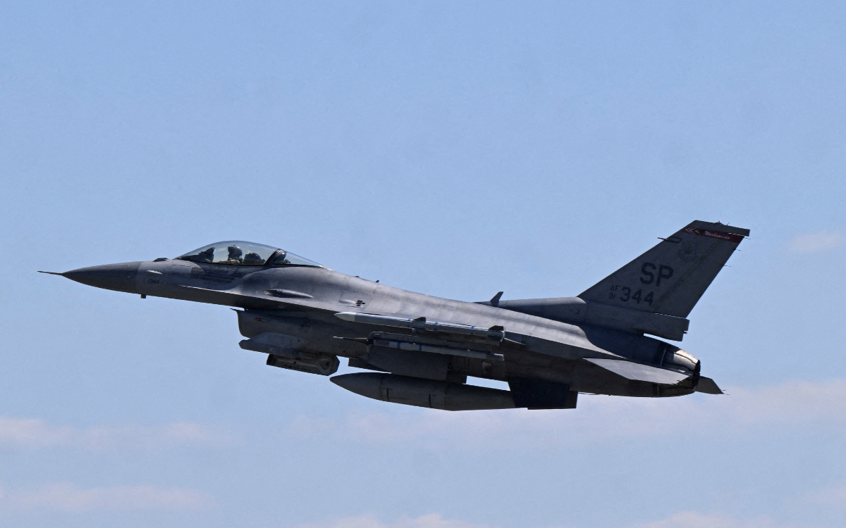 Caza F-16 de EU se estrella frente a costa occidental de Corea del Sur; piloto se salva al eyectarse