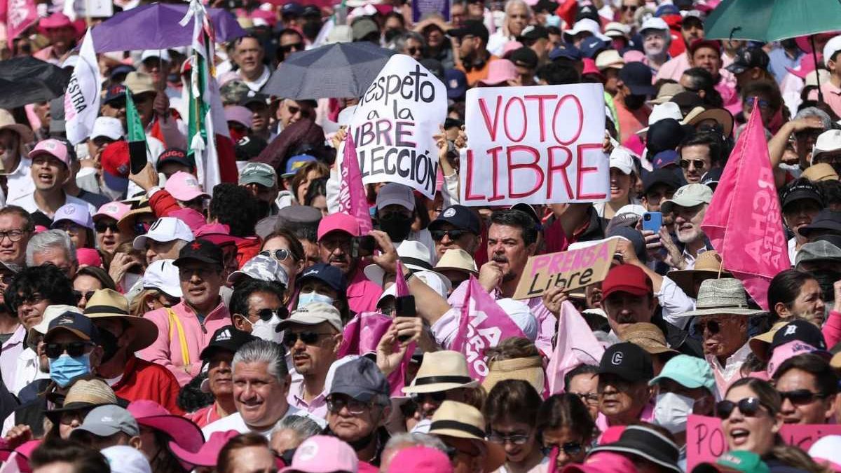 Consignas de la multitud en el Zócalo: ‘la ley es la ley’, ‘narcopresidente’, ‘voto libre’…