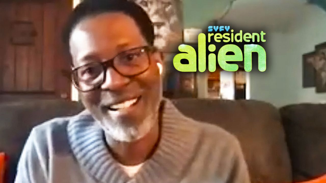 Corey Reynolds se burla del romance y nuevos descubrimientos para el sheriff Mike en la temporada 3 de Resident Alien