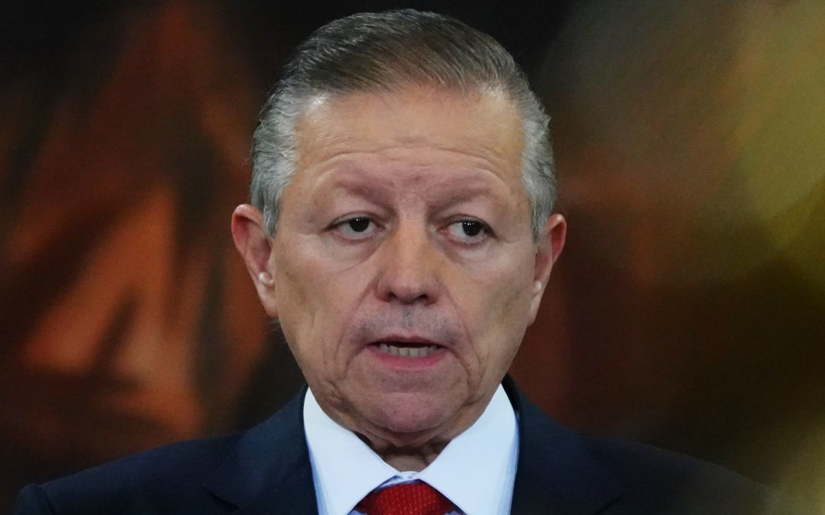 Denuncian a Zaldívar por tráfico de influencias