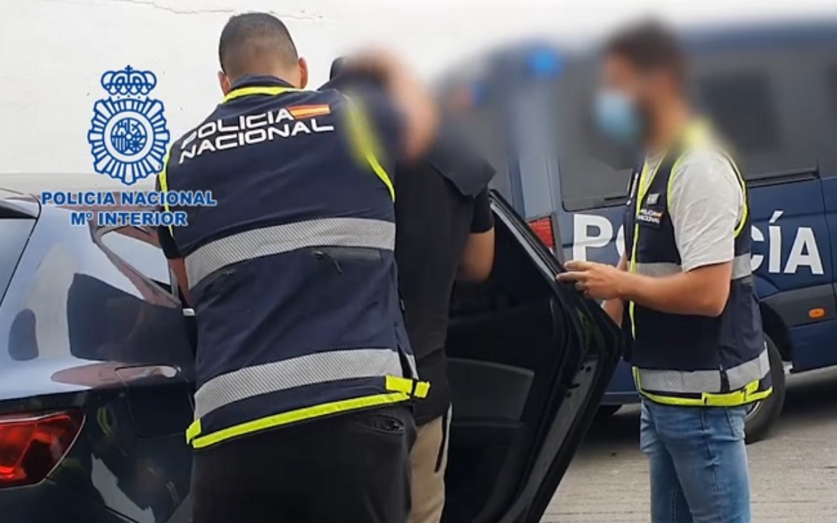 Detienen a radical del Atlético de Madrid por insultar de manera racista a niña con playera de Vinícius Jr. | Video