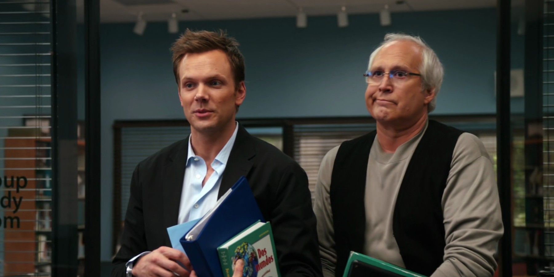 Drama comunitario de BTS: Peleas físicas y dislocación del hombro de Chevy Chase revelados por Joel McHale