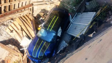 Ejecutan a conductor y auto cae en fosa frente a Plaza Artz