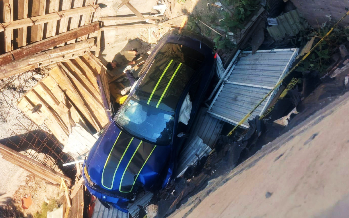 Ejecutan a conductor y auto cae en fosa frente a Plaza Artz