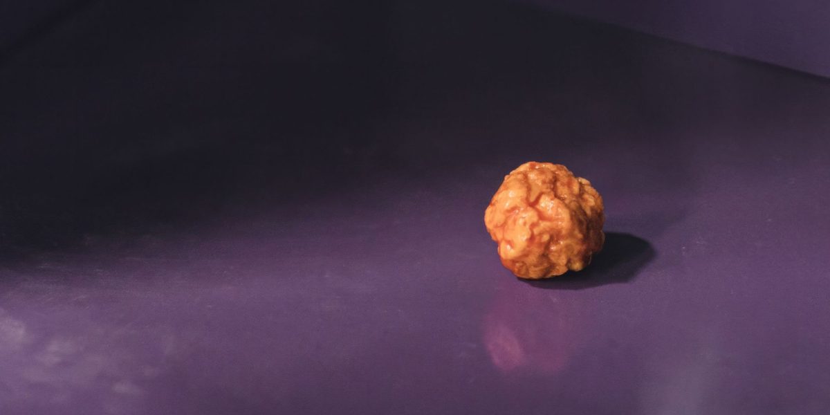 El adelanto de Chicken Nugget revela una serie de Netflix sobre un hombre cuya hija se convierte en un nugget de pollo