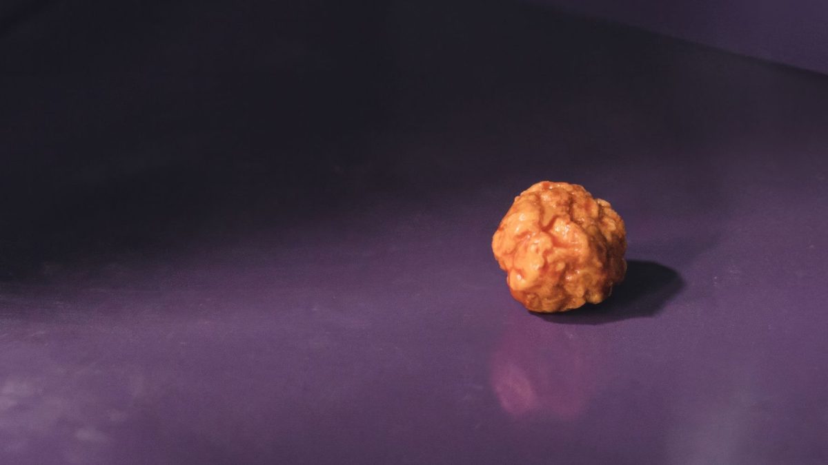 El adelanto de Chicken Nugget revela una serie de Netflix sobre un hombre cuya hija se convierte en un nugget de pollo