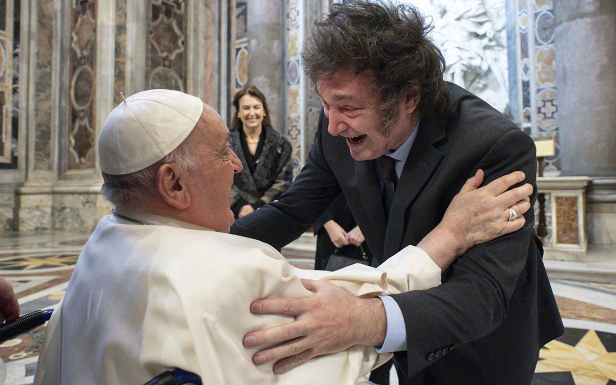 El papa y Milei se abrazan en la canonización de la primera santa argentina