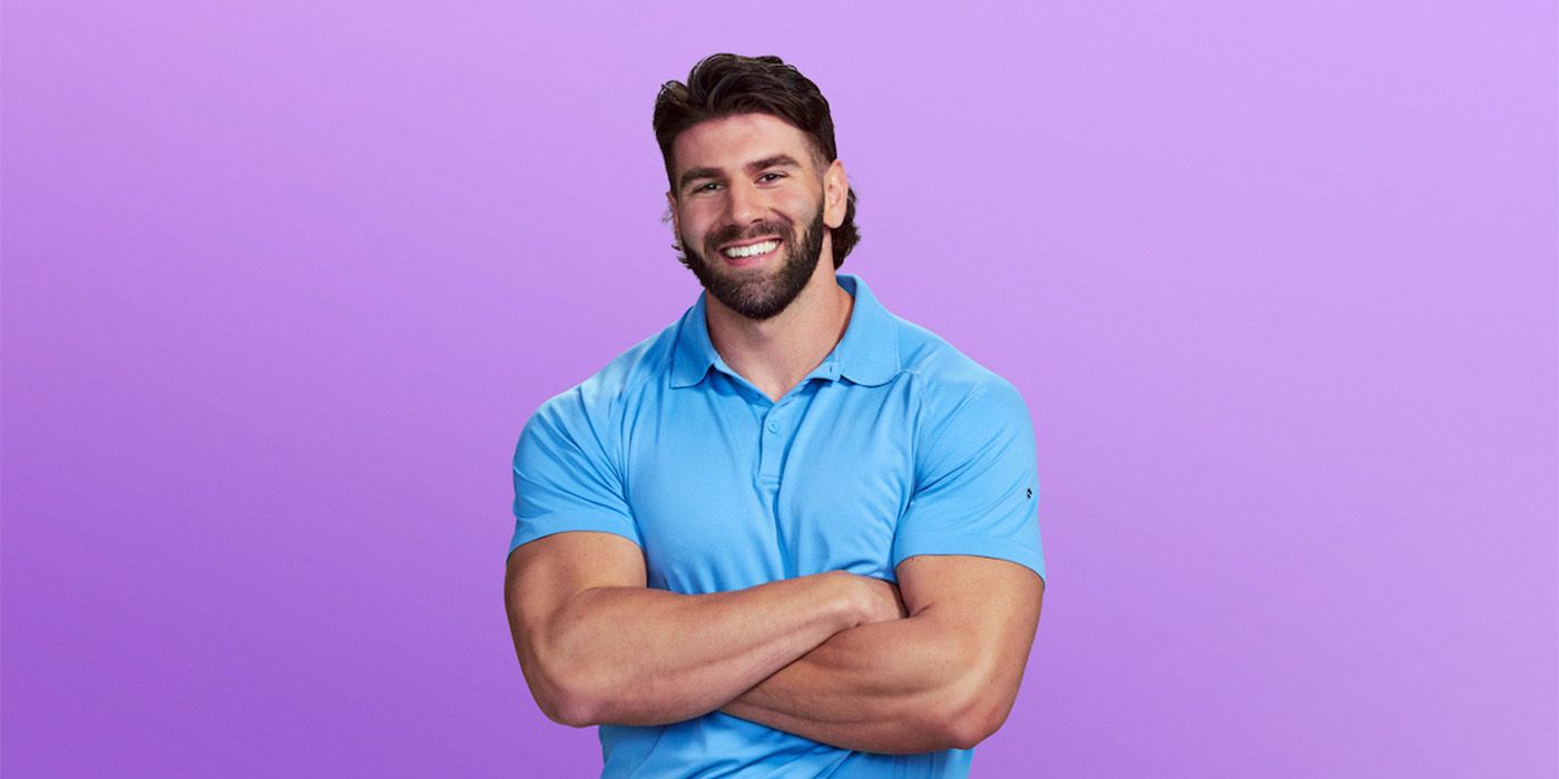 Trevor Love Is Blind Temporada 6 con polo azul para foto promocional