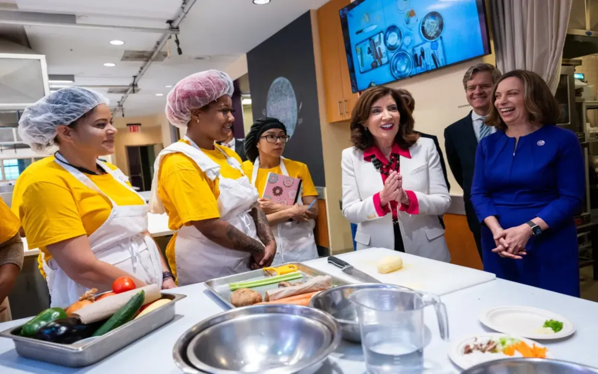 Gobernadora de Nueva York propone flexibilizar requisitos laborales para migrantes