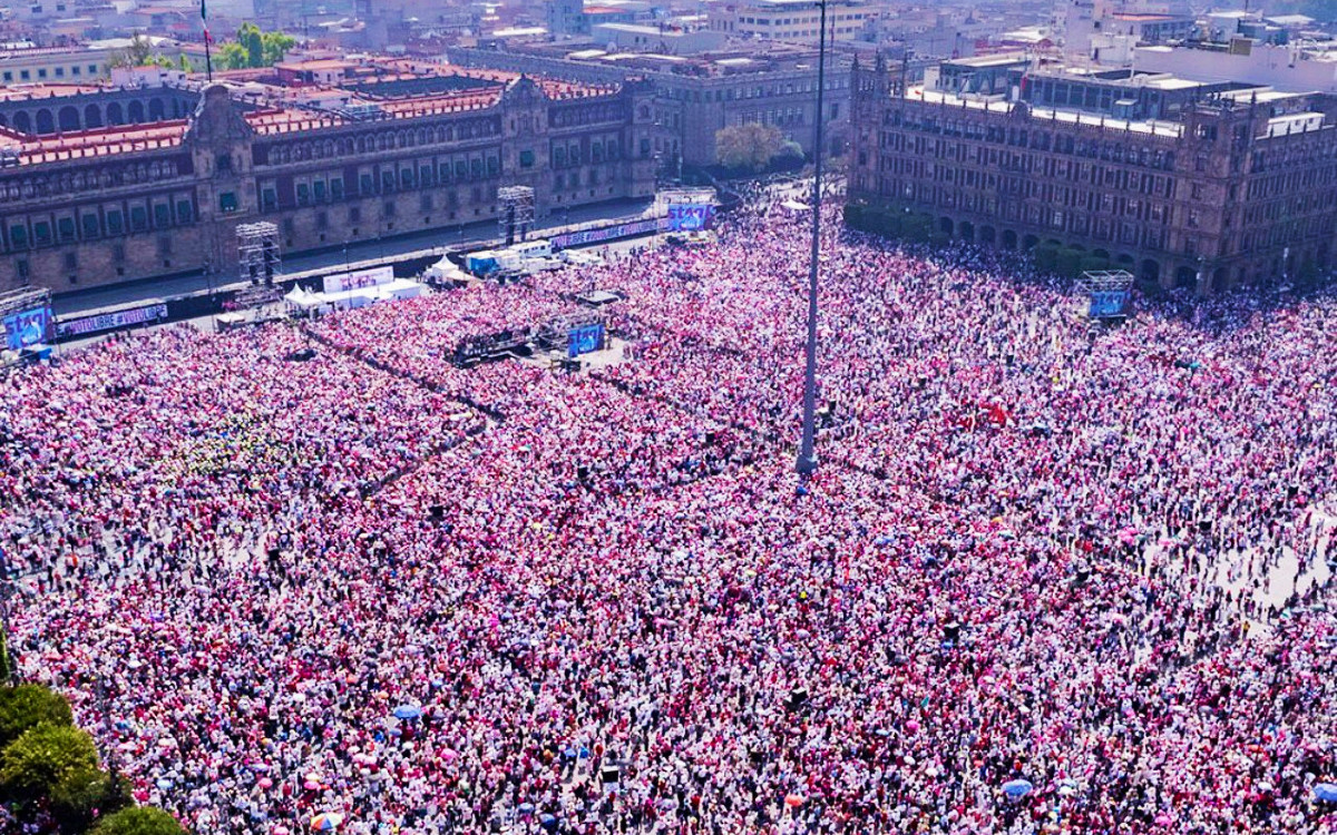 Gobierno dice que 90 mil personas fueron al Zócalo… organizadores reportan 700 mil