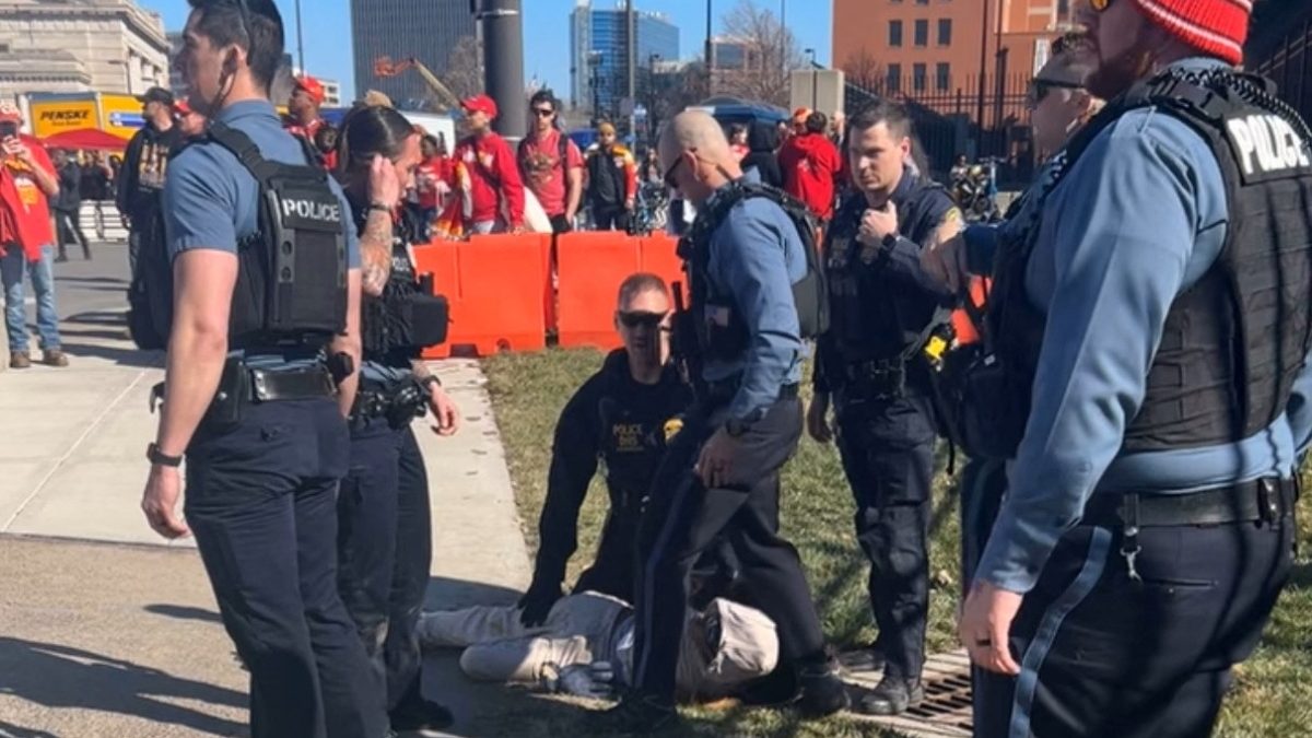 Imputan a dos adolescentes por tiroteo en Kansas City