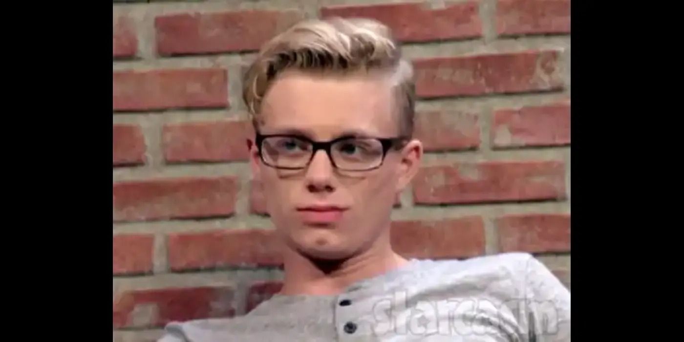 Shayden Massey de Unexpected dando una mirada engreída