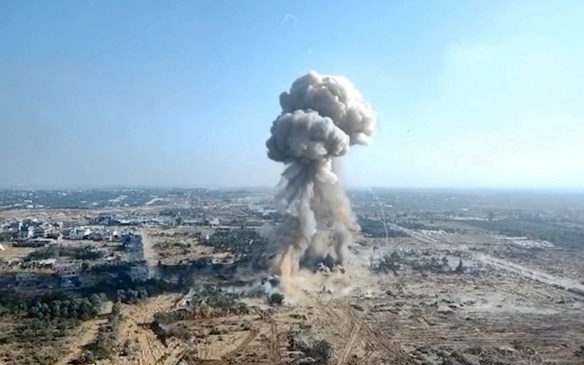 Israel continúa ataques a lo largo de Gaza mientras Hamás estudia propuesta de tregua | Video