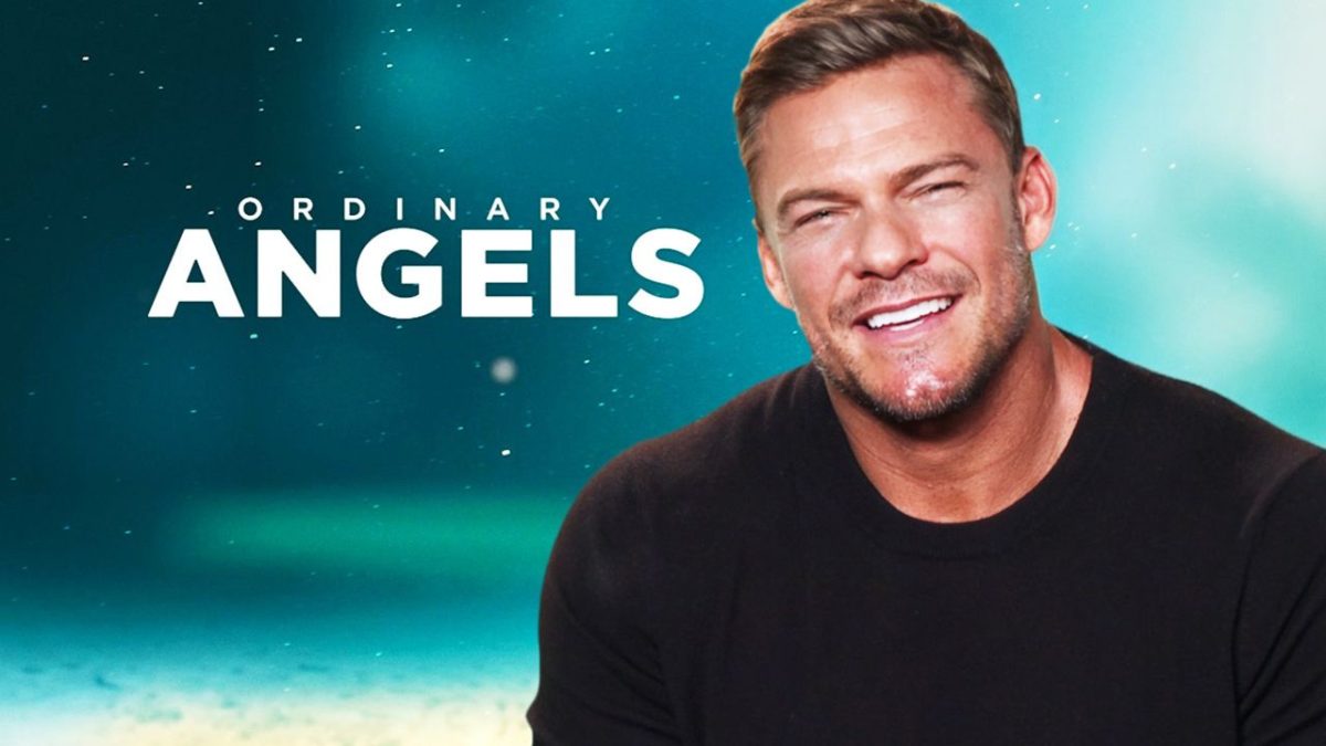 La estrella de Ordinary Angels, Alan Ritchson, habla sobre desafiar las expectativas de la relación con Hilary Swank