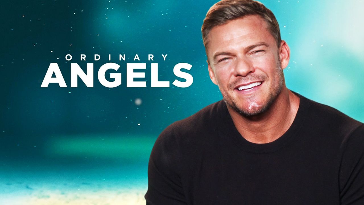 La estrella de Ordinary Angels, Alan Ritchson, habla sobre desafiar las expectativas de la relación con Hilary Swank