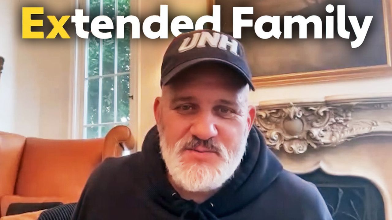 La ex estrella de Glee Mike O’Malley habla sobre lo que inspiró su nueva familia extendida de comedia de situación de NBC