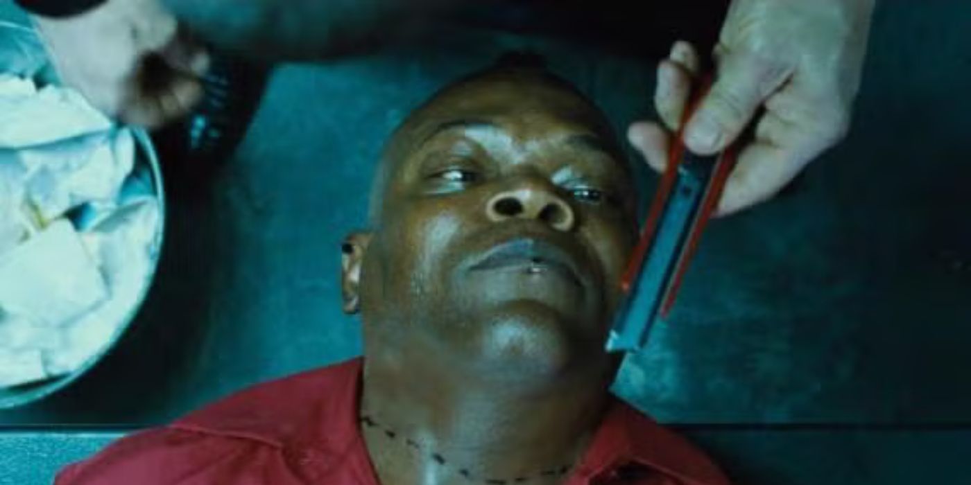 Samuel L. Jackson como Chaney mira un cúter sostenido por Josh Brolin fuera de la pantalla como Joe Doucett en Oldboy.