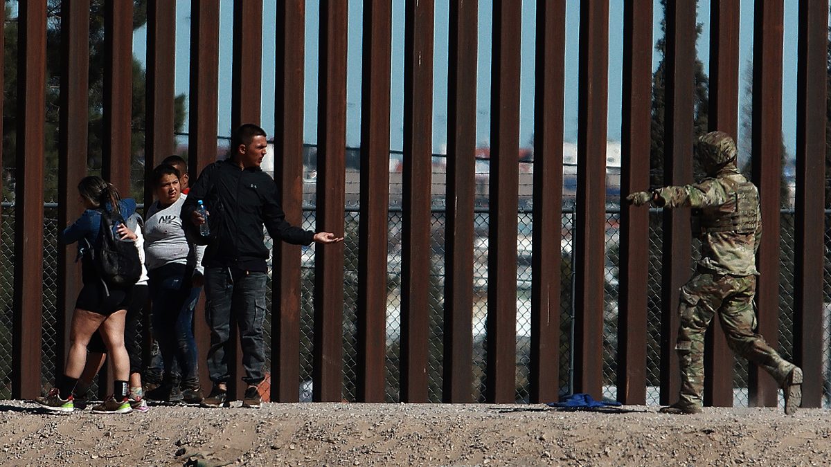 López Obrador califica de 'politiquería' campamento militar de Texas contra migrantes
