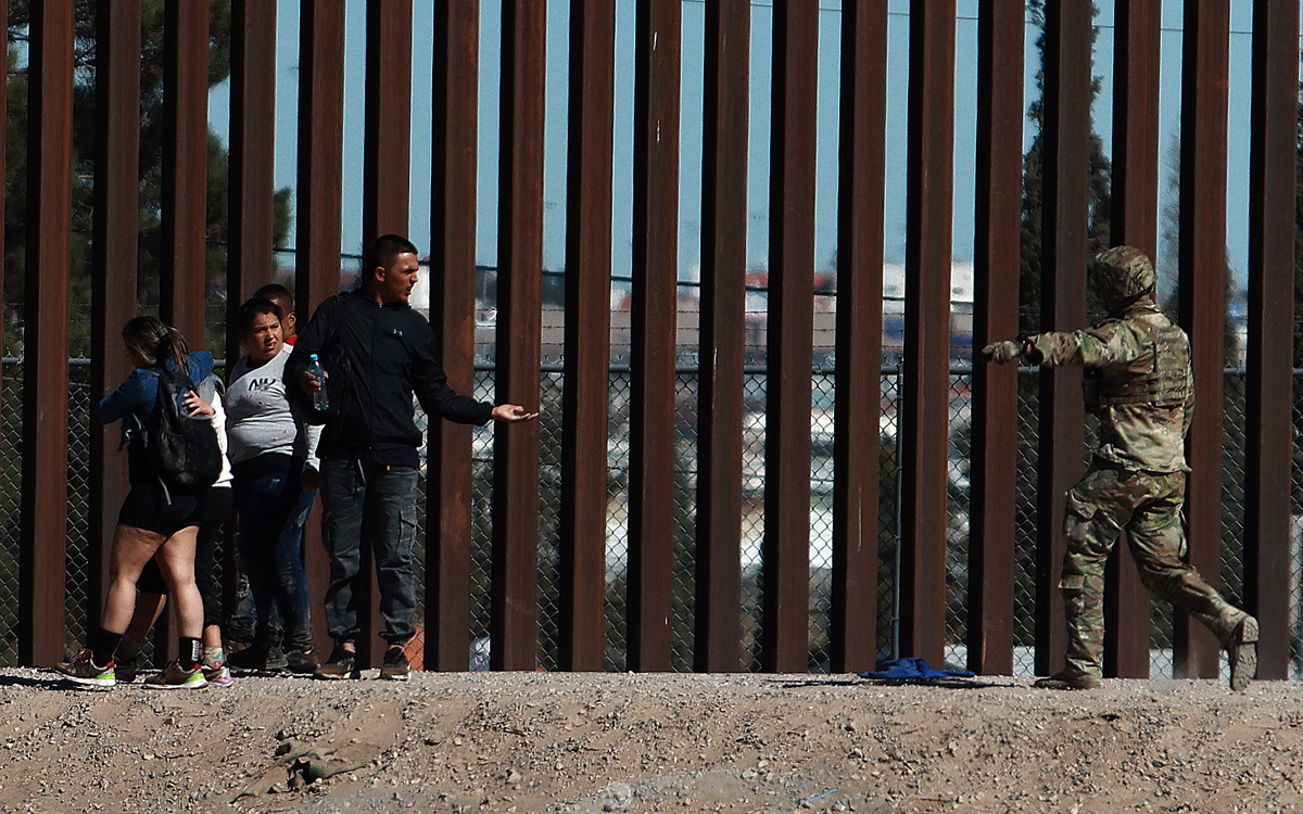 López Obrador califica de ‘politiquería’ campamento militar de Texas contra migrantes